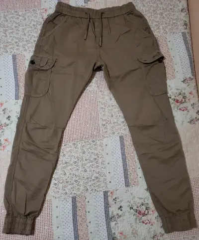 Pantalones cargo color caqui - miniatura 1