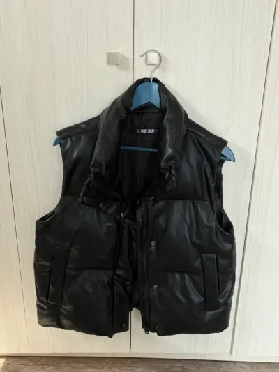 Chaqueta cuero acolchada sin mangas dupe de Zara - miniatura 1