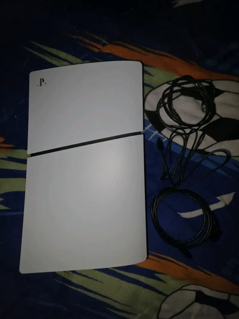Consola de videojuegos con control y cables - 3