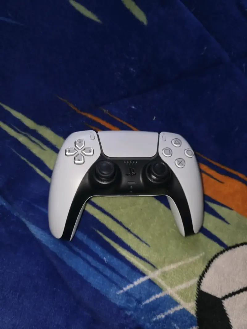 Consola de videojuegos con control y cables - 4