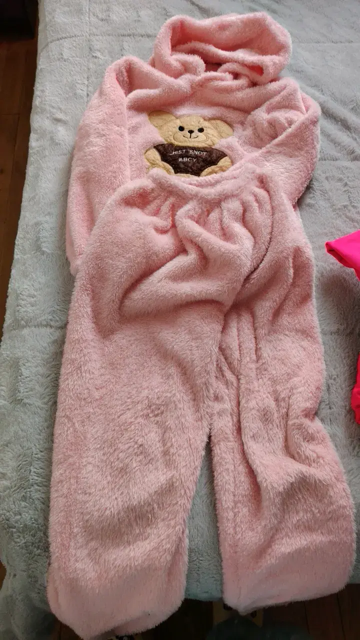 Pijama enterizo de peluche rosado para bebé