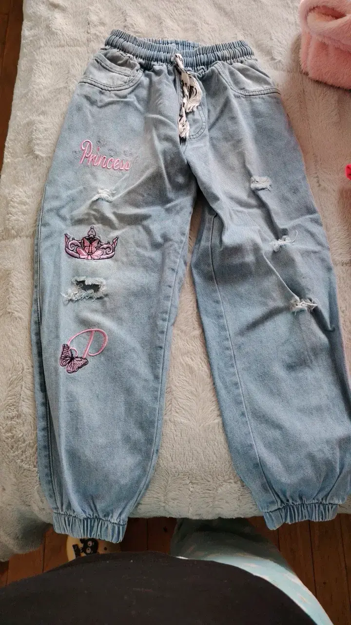 Pantalones de mezclilla para niña con bordado 'Princess'