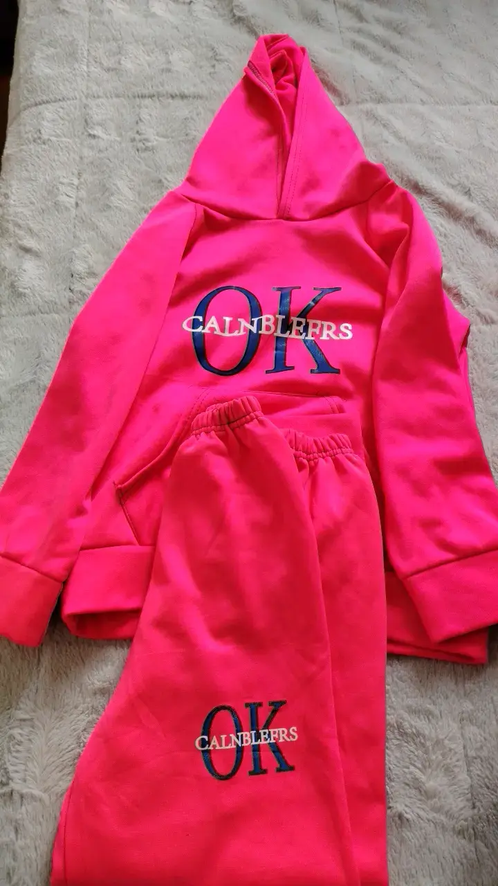 Conjunto deportivo rosa con capucha y pantalón