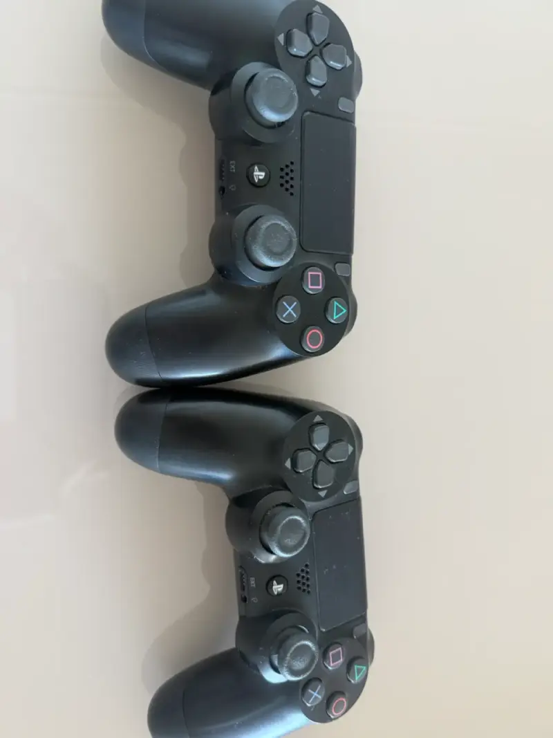 PlayStation 4 PRO con 4 juegos y 2 controles - 2