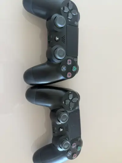 PlayStation 4 PRO con 4 juegos y 2 controles - miniatura 2