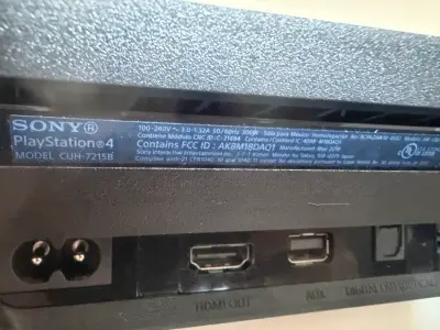 PlayStation 4 PRO con 4 juegos y 2 controles - miniatura 3