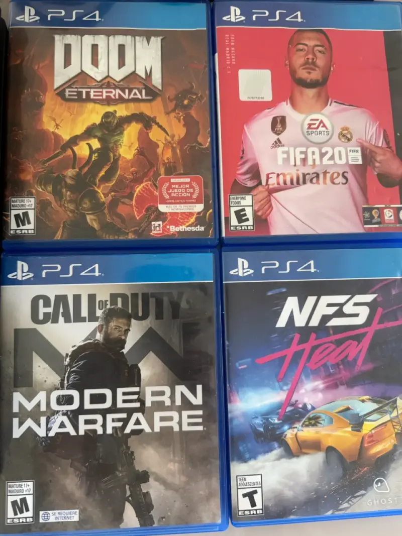 PlayStation 4 PRO con 4 juegos y 2 controles - 4