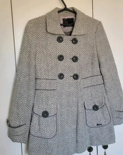 Abrigo de lana gris con diseño geométrico para mujer - miniatura 1