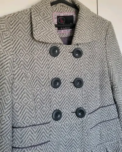 Abrigo de lana gris con diseño geométrico para mujer - miniatura 2