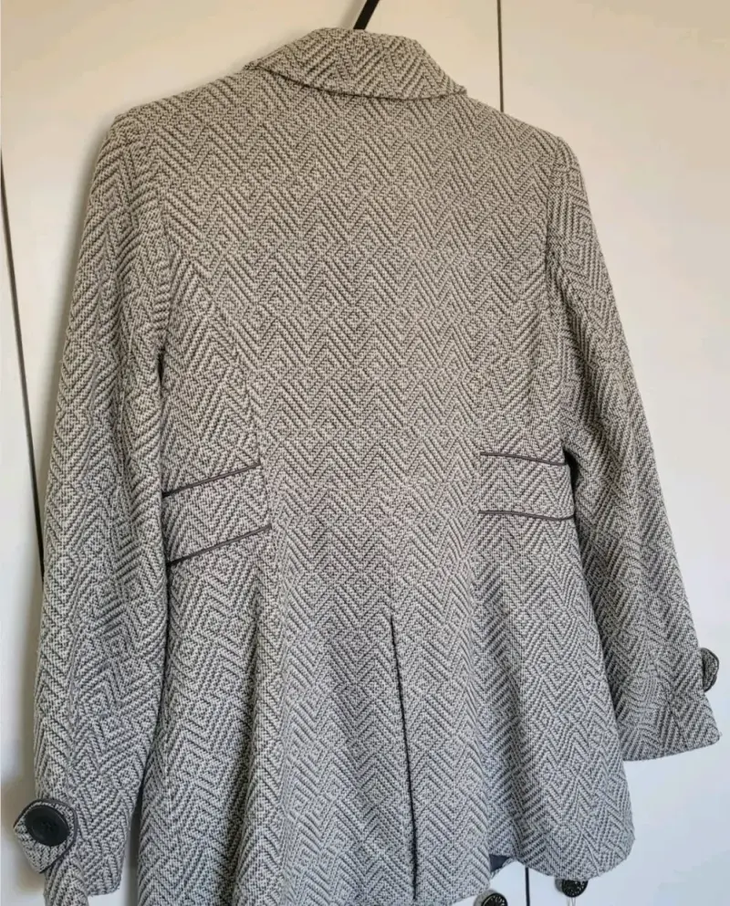 Abrigo de lana gris con diseño geométrico para mujer - 3