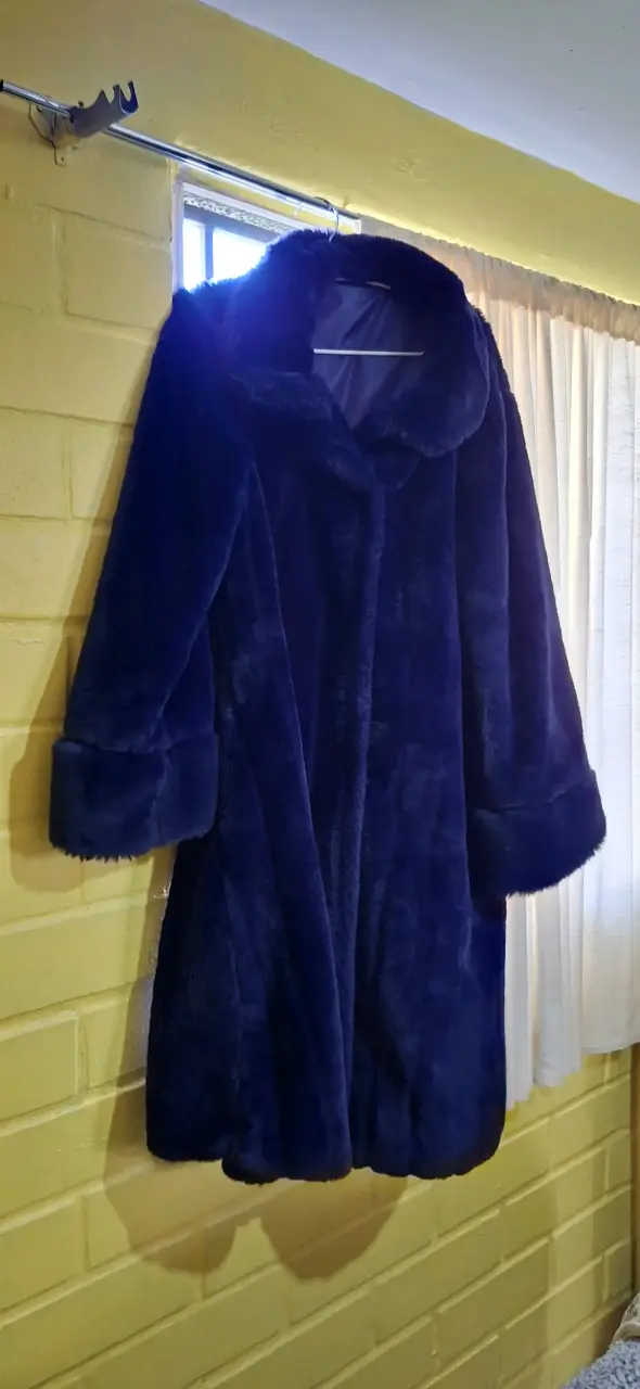 Abrigo de piel sintética azul y negro elegante - 1