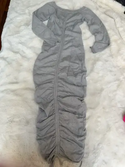 Vestido largo gris con hombros descubiertos - miniatura 3