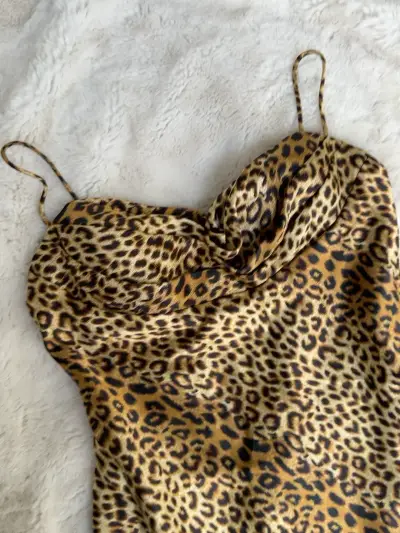 Vestido largo de leopardo con tirantes - miniatura 2