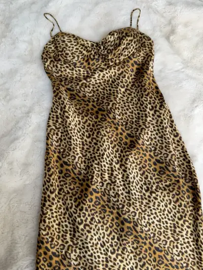 Vestido largo de leopardo con tirantes - miniatura 3