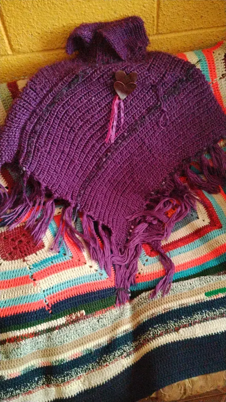 Poncho tejido a mano morado con flecos
