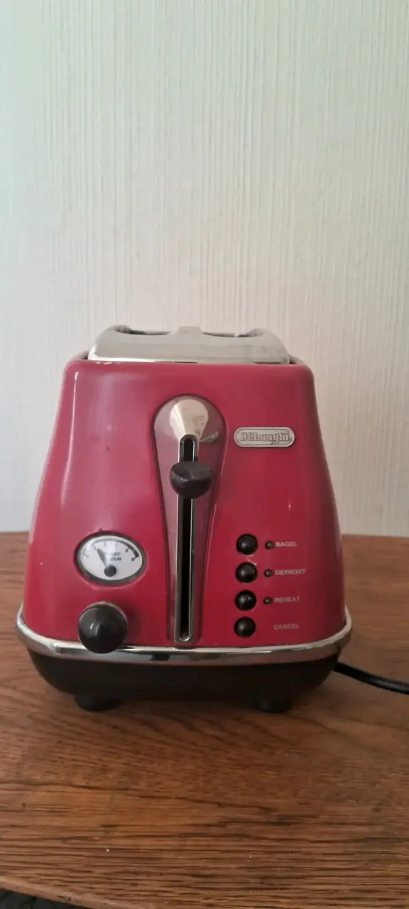Tostadora DeLonghi roja con funciones avanzadas - 1