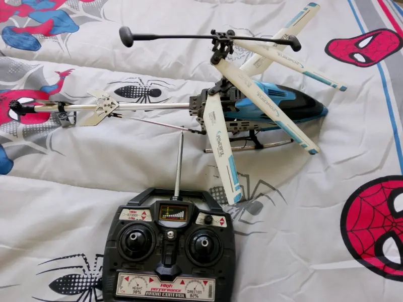 Helicóptero a Control Remoto con Controlador - 2
