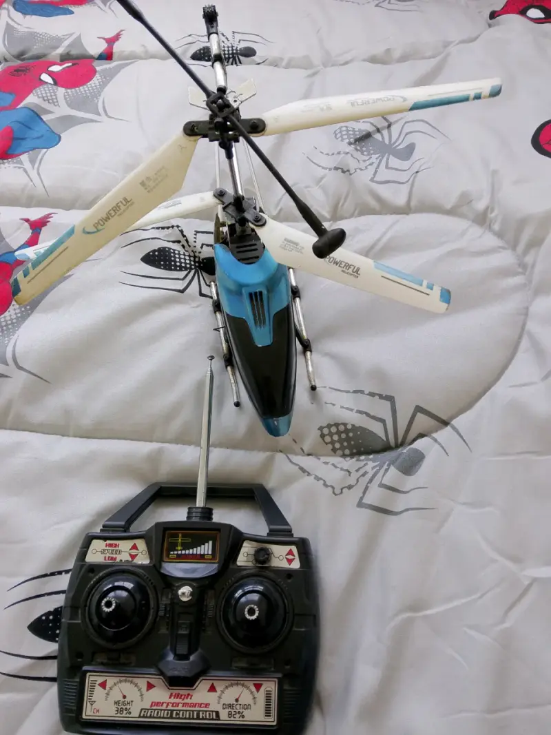 Helicóptero a Control Remoto con Controlador - 3