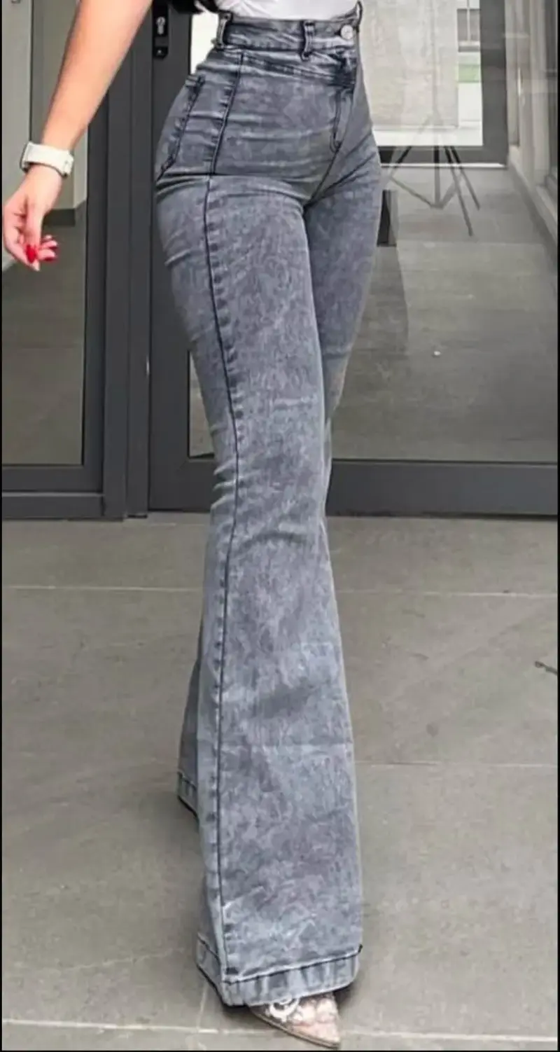 Jeans acampanados gris para mujer