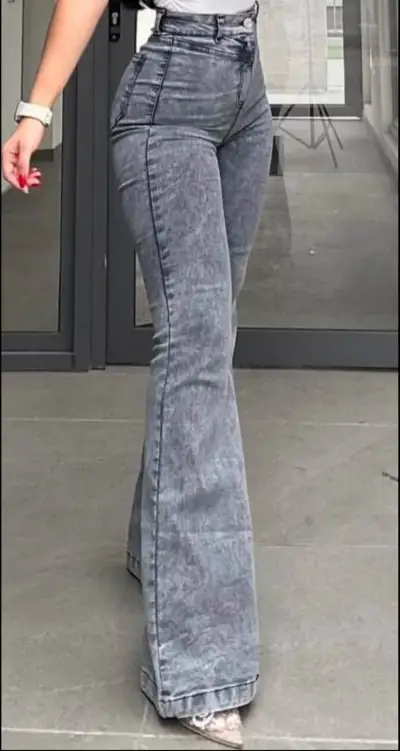 Jeans acampanados gris para mujer - miniatura 1