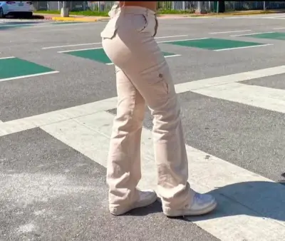 Pantalones cargo beige - miniatura 1