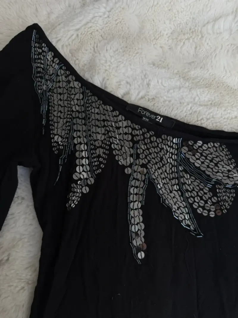 Vestido negro asimétrico con lentejuelas Forever 21 - 2