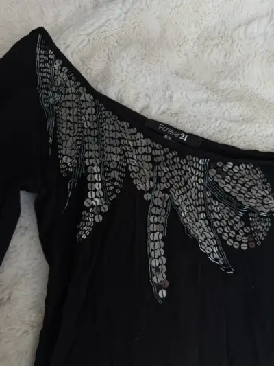 Vestido negro asimétrico con lentejuelas Forever 21 - miniatura 2
