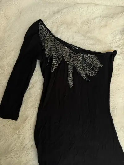 Vestido negro asimétrico con lentejuelas Forever 21 - miniatura 3