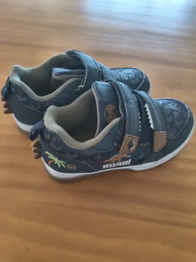 Zapatillas infantiles con diseño de dinosaurios - miniatura 1