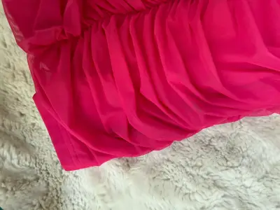 Vestido midi fucsia con mangas largas y fruncidos - miniatura 2