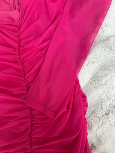 Vestido midi fucsia con mangas largas y fruncidos - miniatura 3
