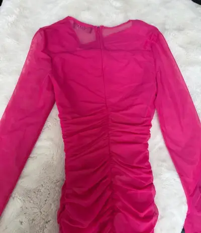 Vestido midi fucsia con mangas largas y fruncidos - miniatura 6