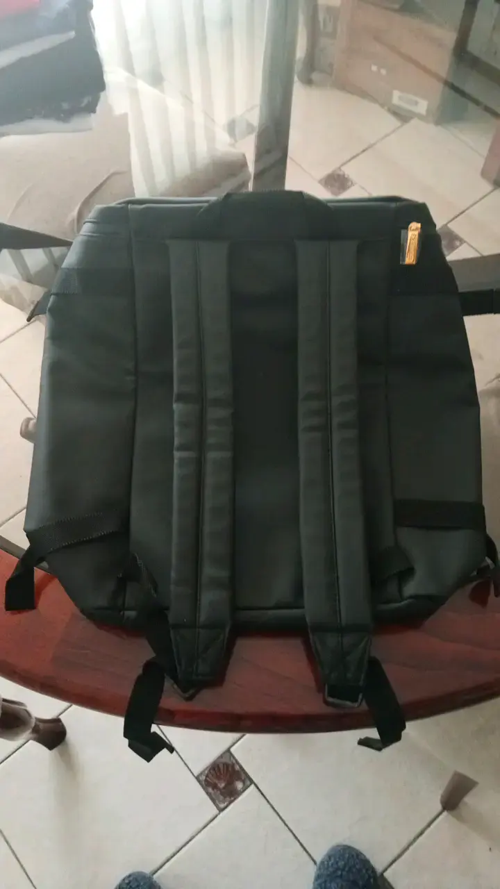 Mochila Azzaro negra con múltiples compartimentos - 2