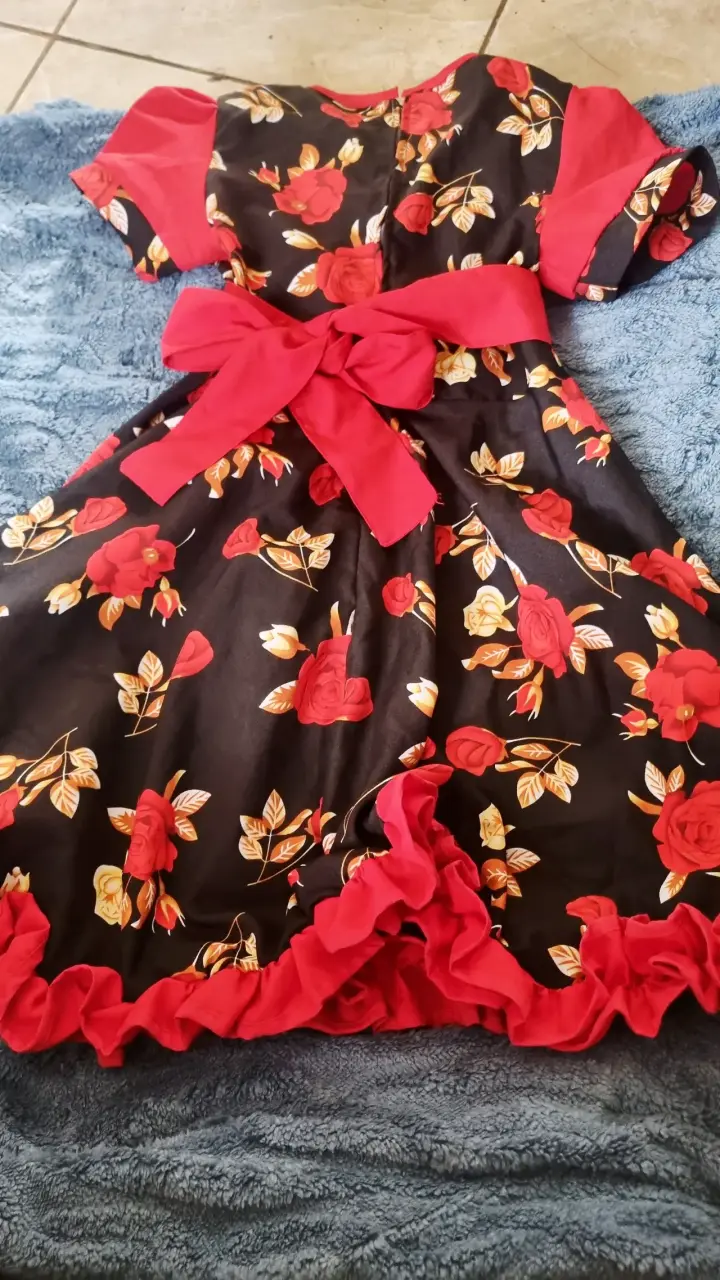 Vestido floral para niña con lazo rojo - 1