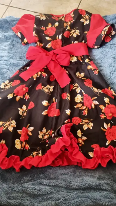 Vestido floral para niña con lazo rojo - miniatura 1
