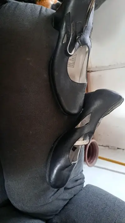 Zapatos planos negros de cuero para mujer - miniatura 1