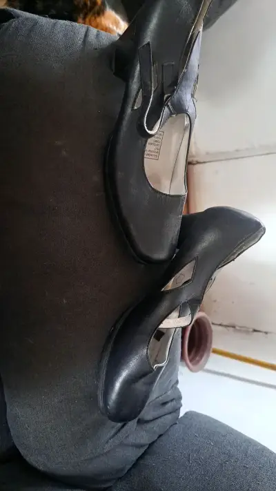 Zapatos planos negros de cuero para mujer - miniatura 2