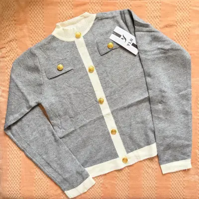 Conjunto de punto gris con botones dorados - miniatura 1