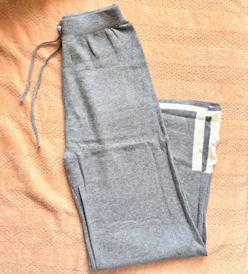 Conjunto de punto gris con botones dorados - 2