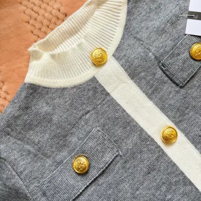 Conjunto de punto gris con botones dorados - miniatura 3