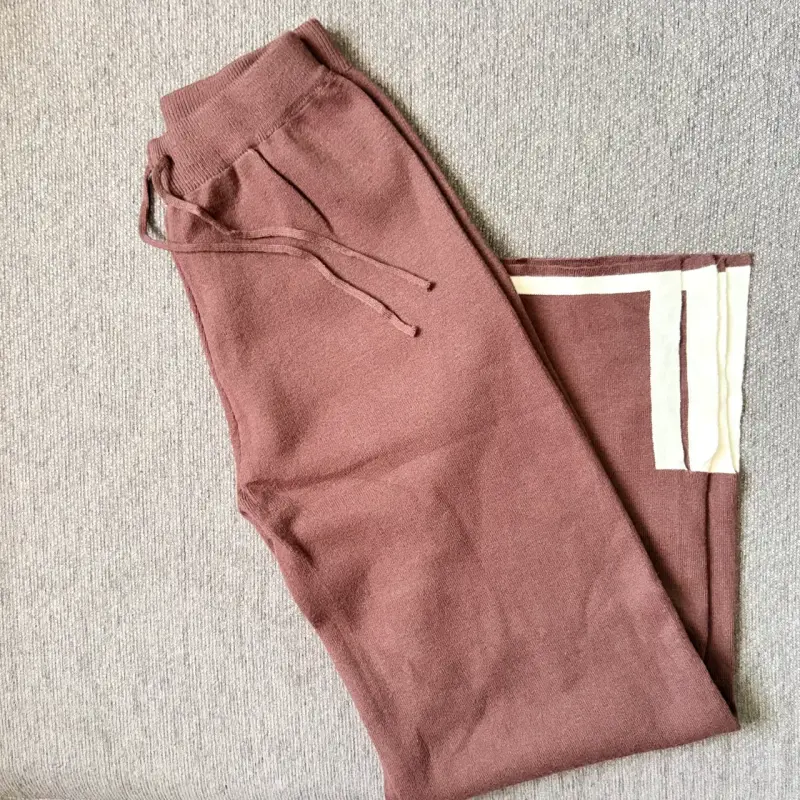 Conjunto de punto marrón con botones dorados - 2