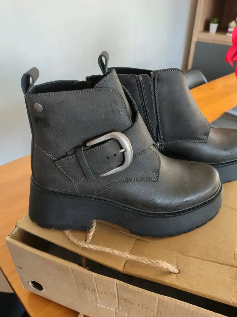 Botines de plataforma gris. Marca Romano - 3