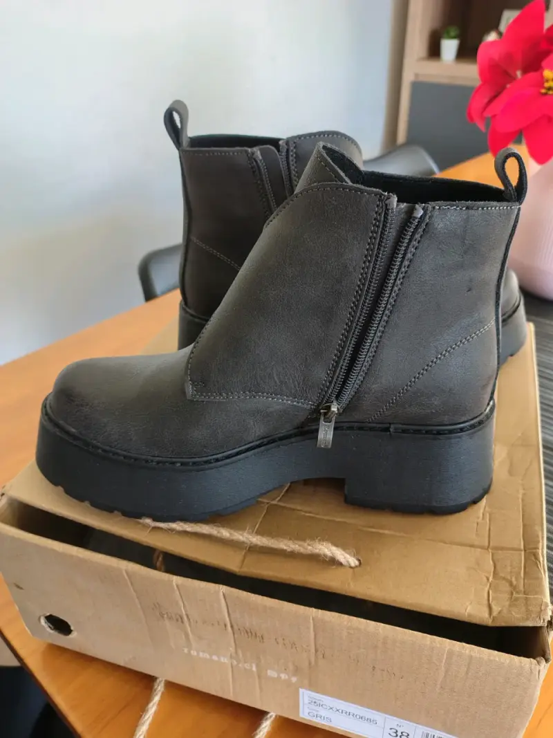 Botines de plataforma gris. Marca Romano - 4