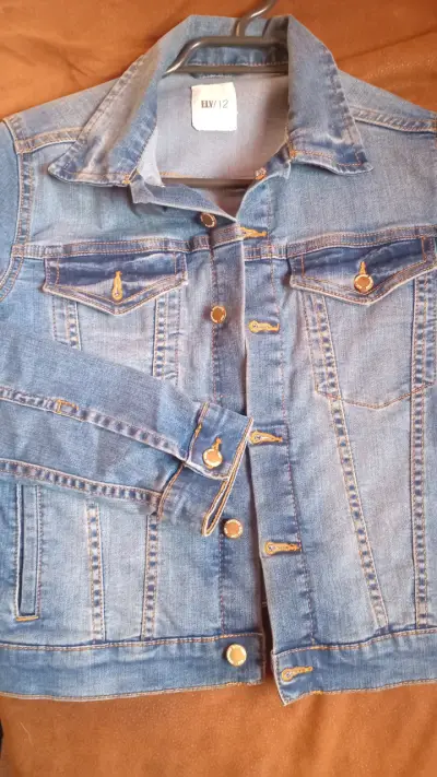 Chaqueta de mezclilla azul para niña talla 12 - miniatura 1