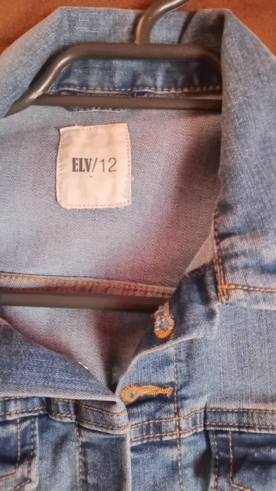 Chaqueta de mezclilla azul para niña talla 12 - miniatura 3