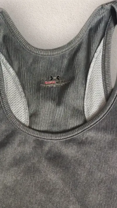 Polera deportiva gris Under Armour mujer Talla S - miniatura 3