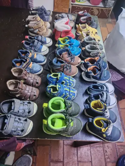 Lote de zapatos para niños variados en buen estado - miniatura 1