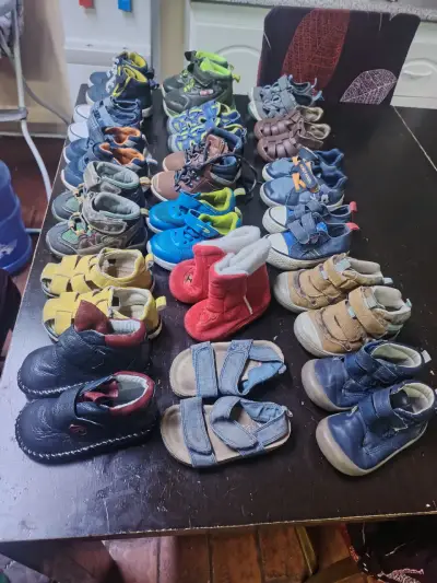 Lote de zapatos para niños variados en buen estado - miniatura 2