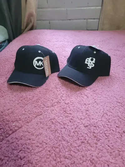 Set de gorras negras de marcas variadas - miniatura 1