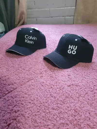 Set de gorras negras de marcas variadas - miniatura 2